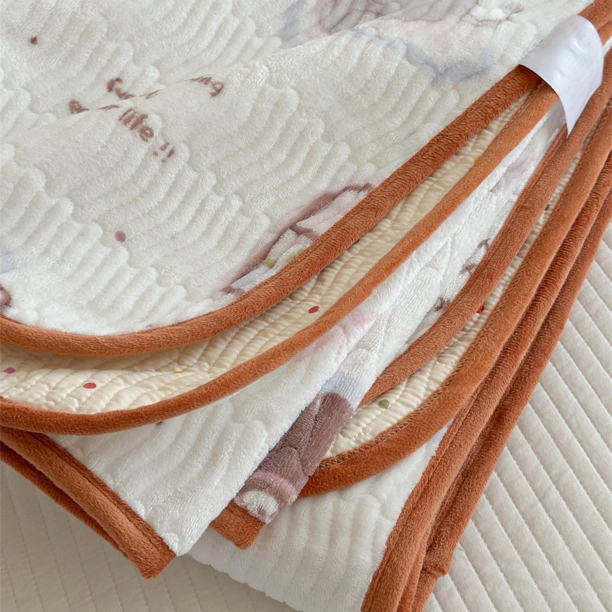 91家纺网 家纺一手货源 找家纺 暖生活 2025新款高克重牛奶绒床盖三件套 小象喝茶