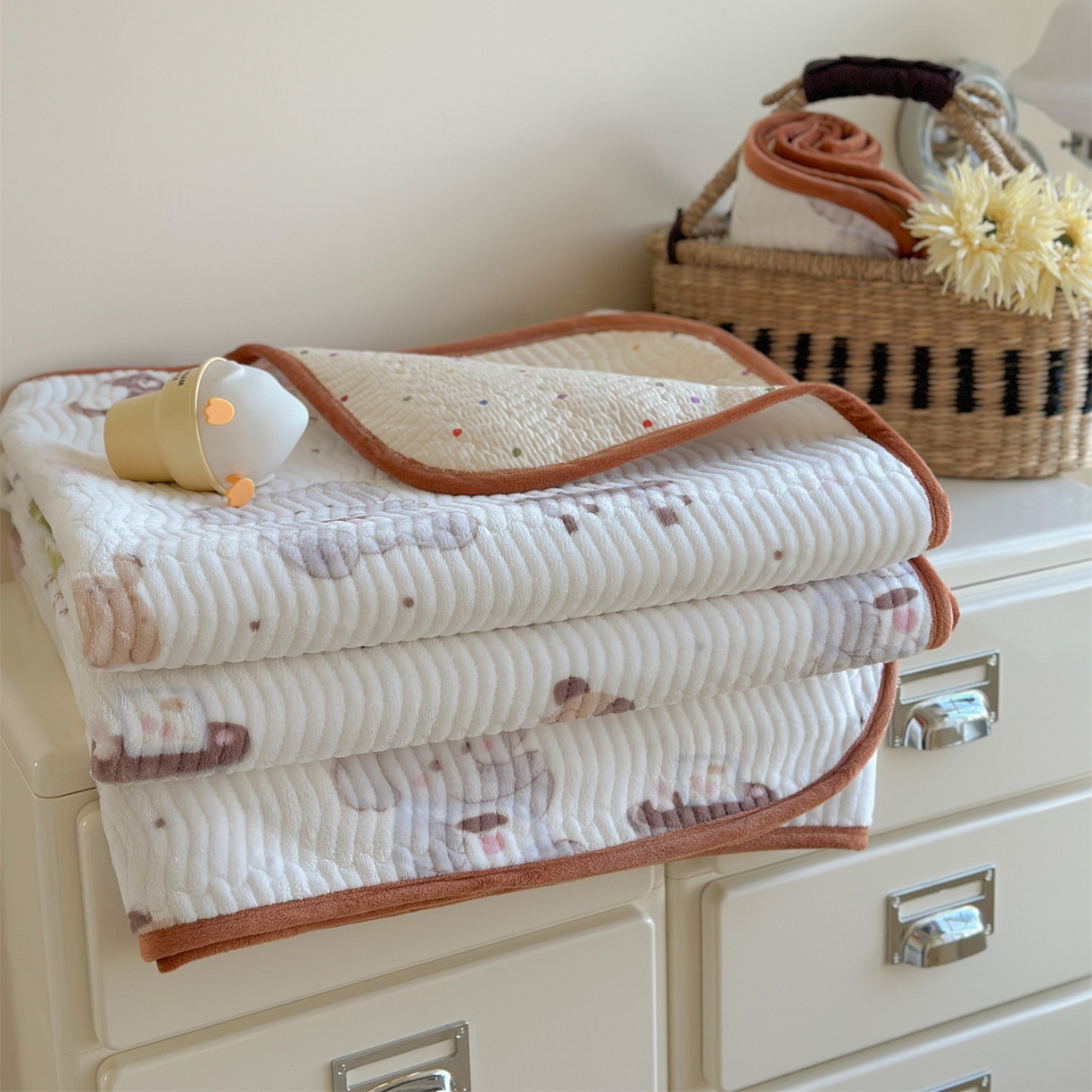 91家纺网 家纺一手货源 找家纺 暖生活 2025新款高克重牛奶绒床盖三件套 小象喝茶