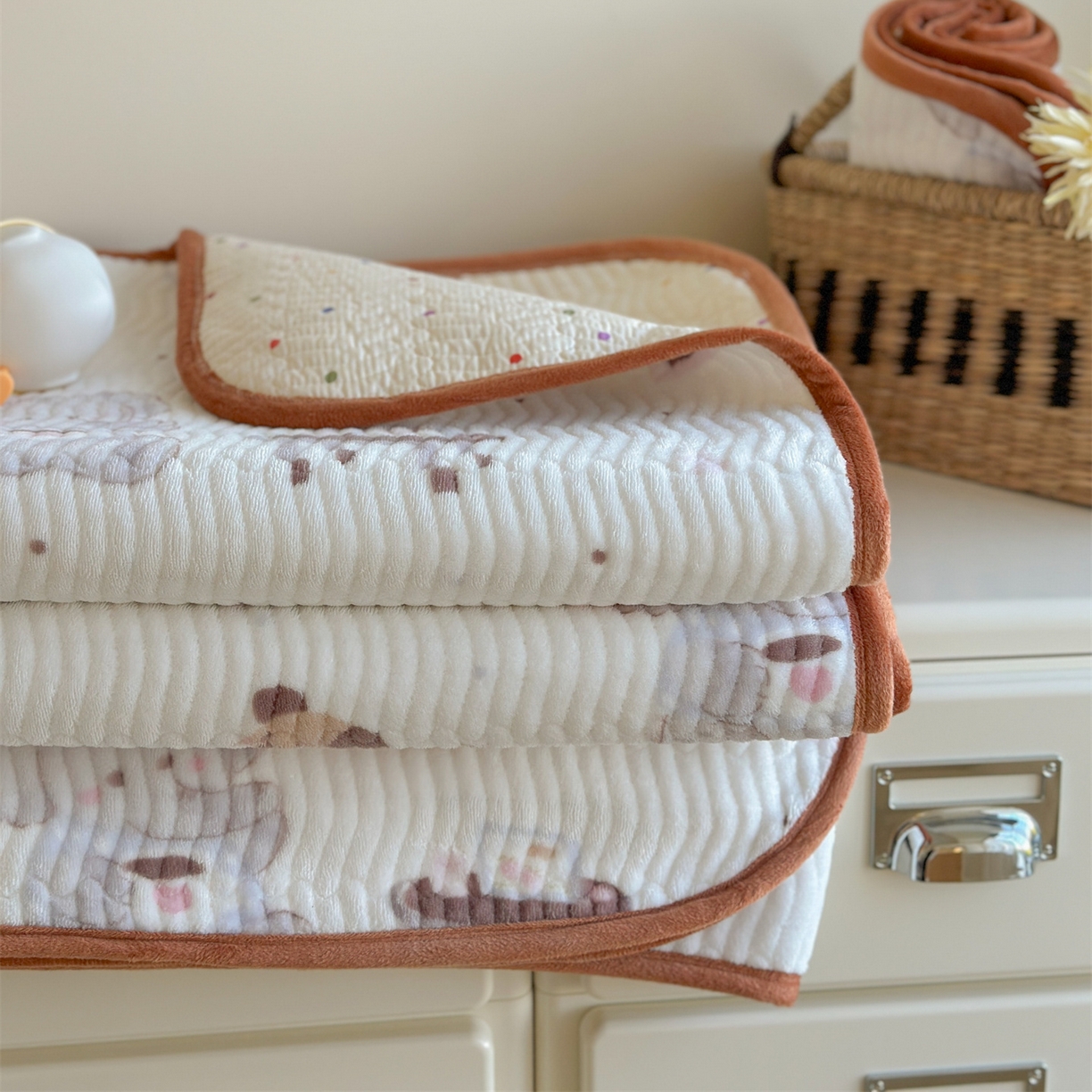 91家纺网 家纺一手货源 找家纺 暖生活 2025新款高克重牛奶绒床盖三件套 小象喝茶