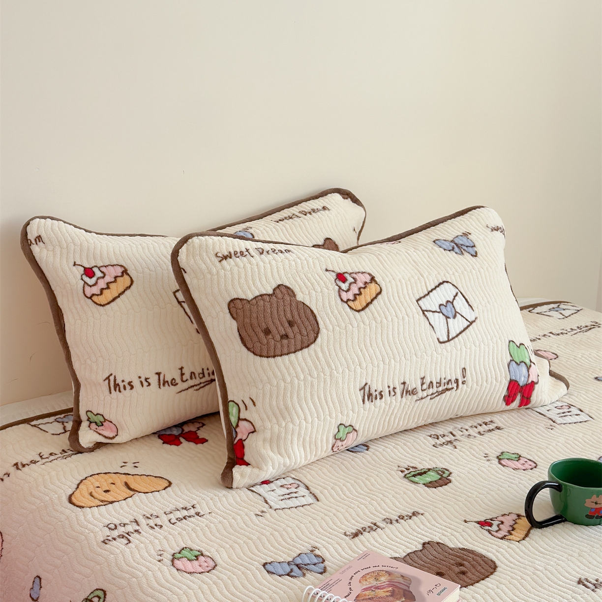 91家纺网 家纺一手货源 找家纺 暖生活 2025新款高克重牛奶绒床盖三件套 信封小熊