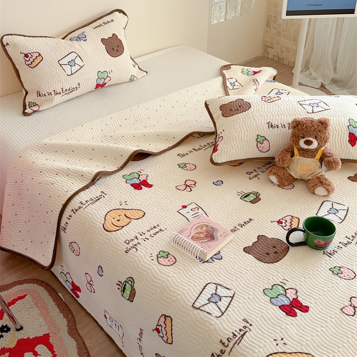 91家纺网 家纺一手货源 找家纺 暖生活 2025新款高克重牛奶绒床盖三件套 信封小熊