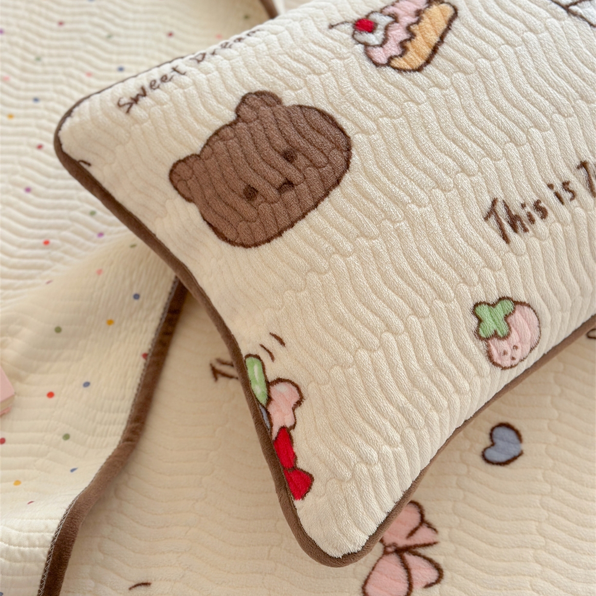 91家纺网 家纺一手货源 找家纺 暖生活 2025新款高克重牛奶绒床盖三件套 信封小熊