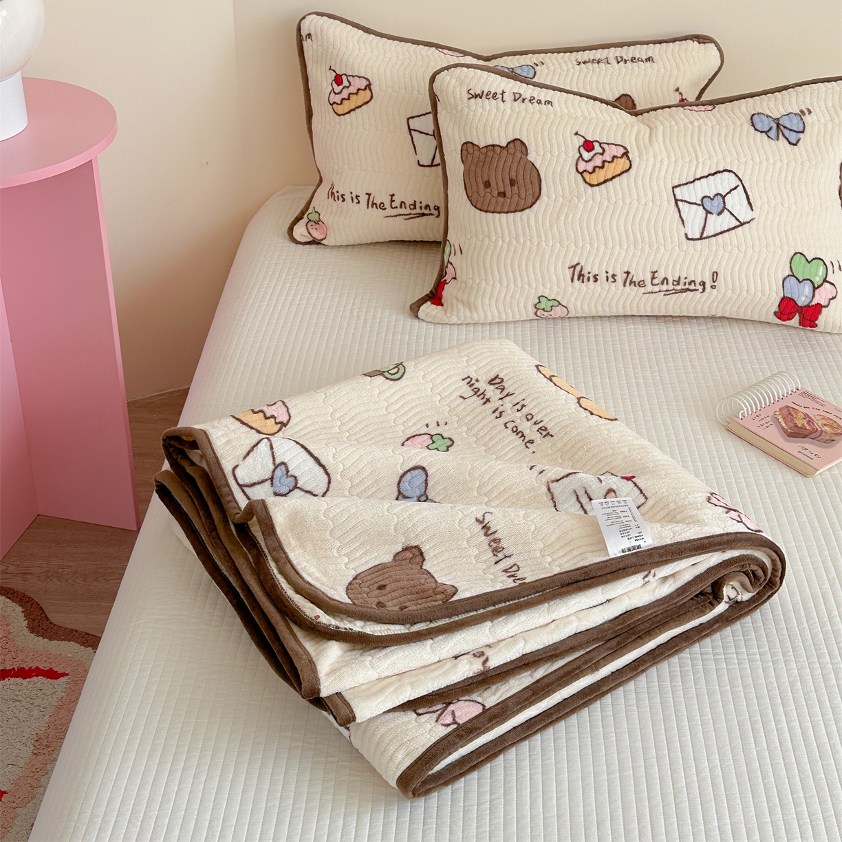 91家纺网 家纺一手货源 找家纺 暖生活 2025新款高克重牛奶绒床盖三件套 信封小熊