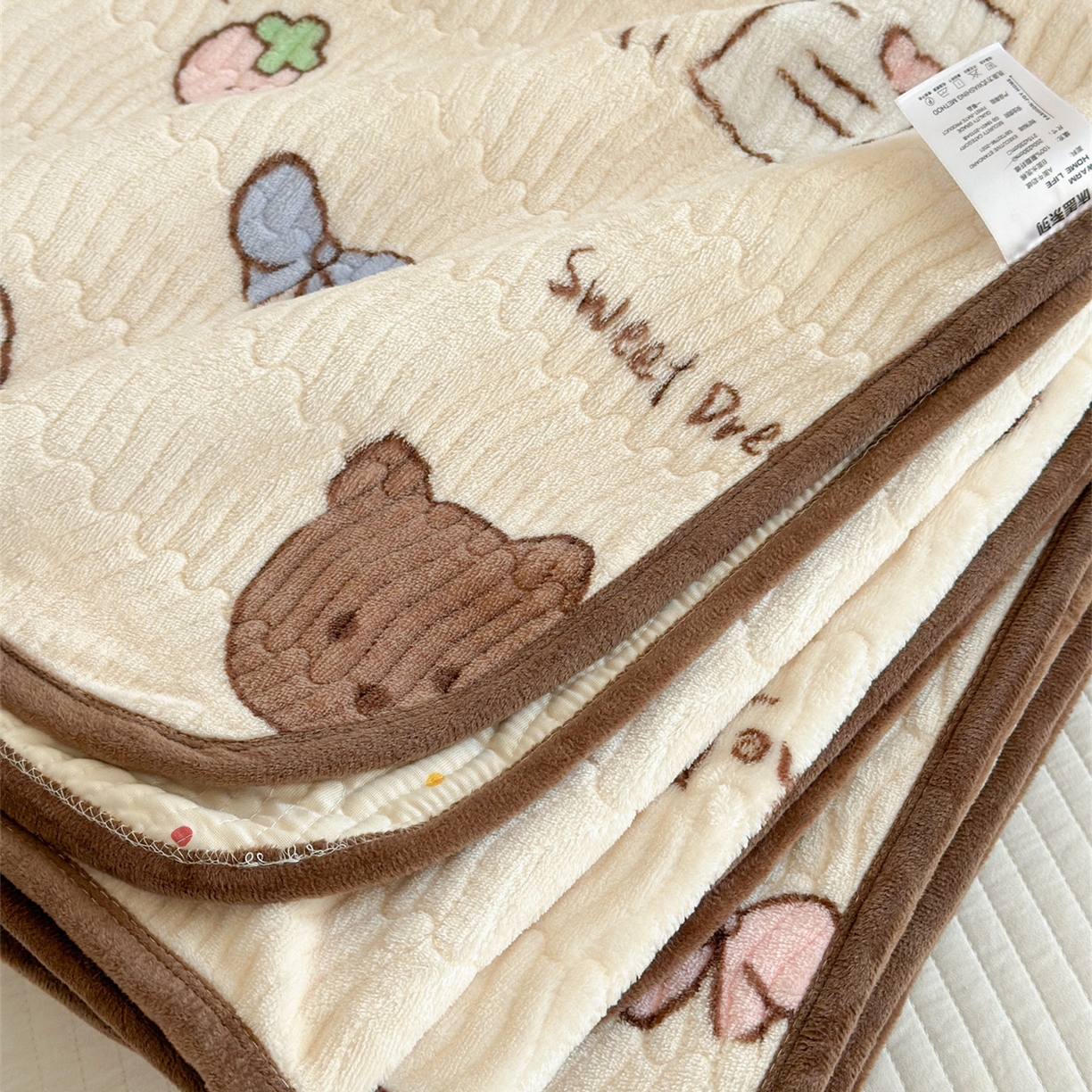 91家纺网 家纺一手货源 找家纺 暖生活 2025新款高克重牛奶绒床盖三件套 信封小熊