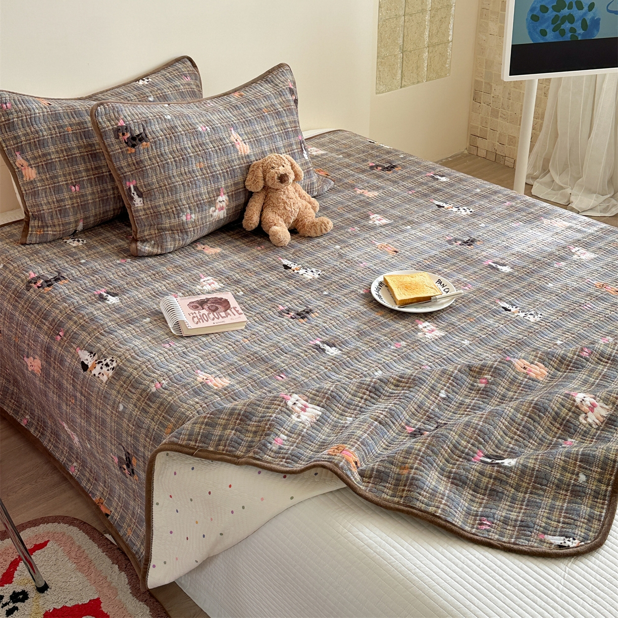 91家纺网 家纺一手货源 找家纺 暖生活 2025新款高克重牛奶绒床盖三件套 英伦小狗