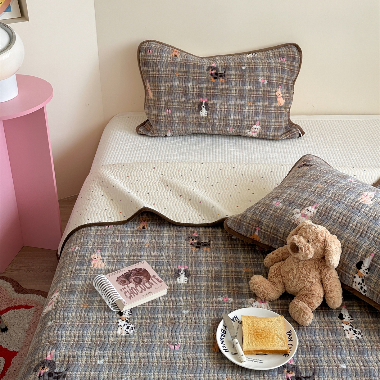 91家纺网 家纺一手货源 找家纺 暖生活 2025新款高克重牛奶绒床盖三件套 英伦小狗