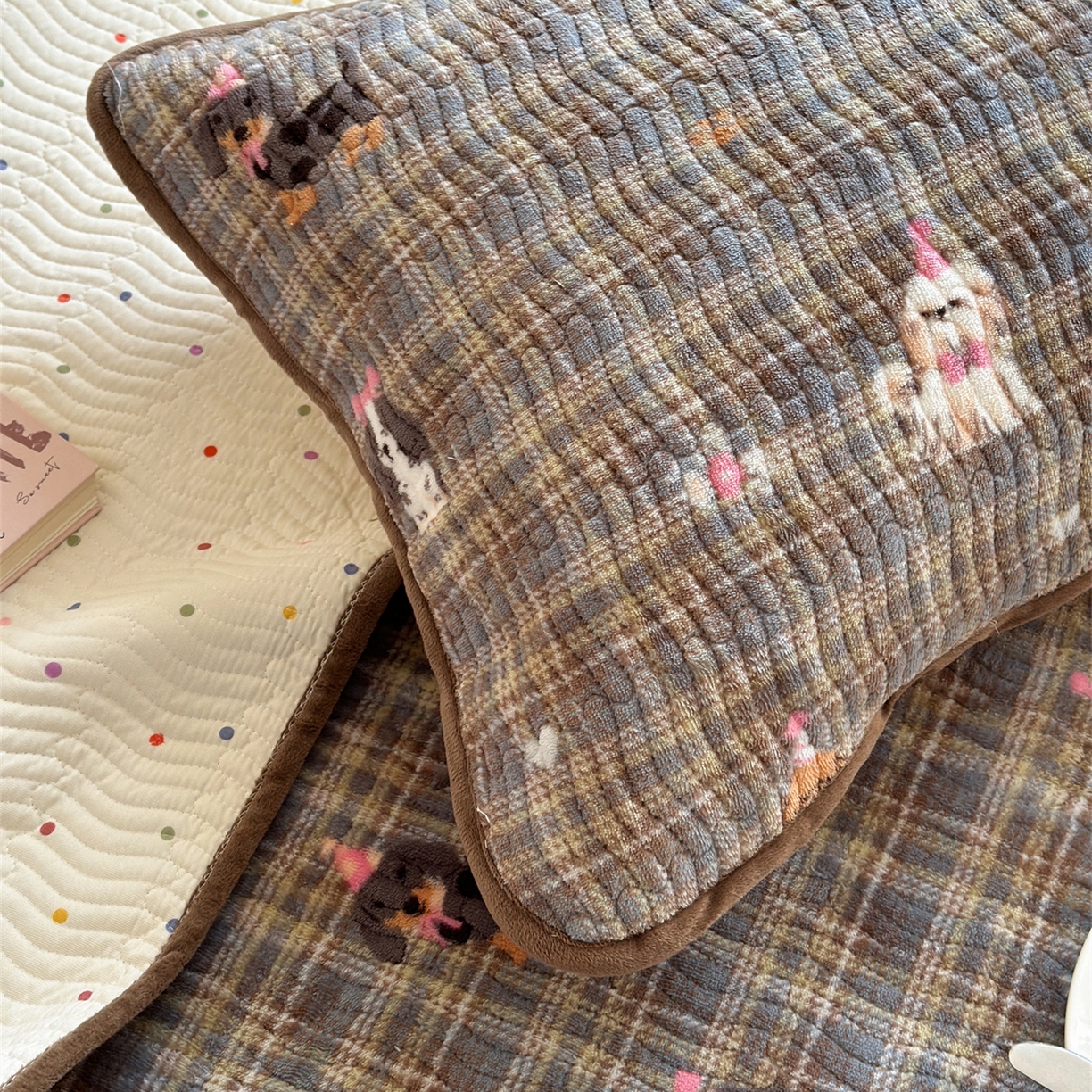 91家纺网 家纺一手货源 找家纺 暖生活 2025新款高克重牛奶绒床盖三件套 英伦小狗