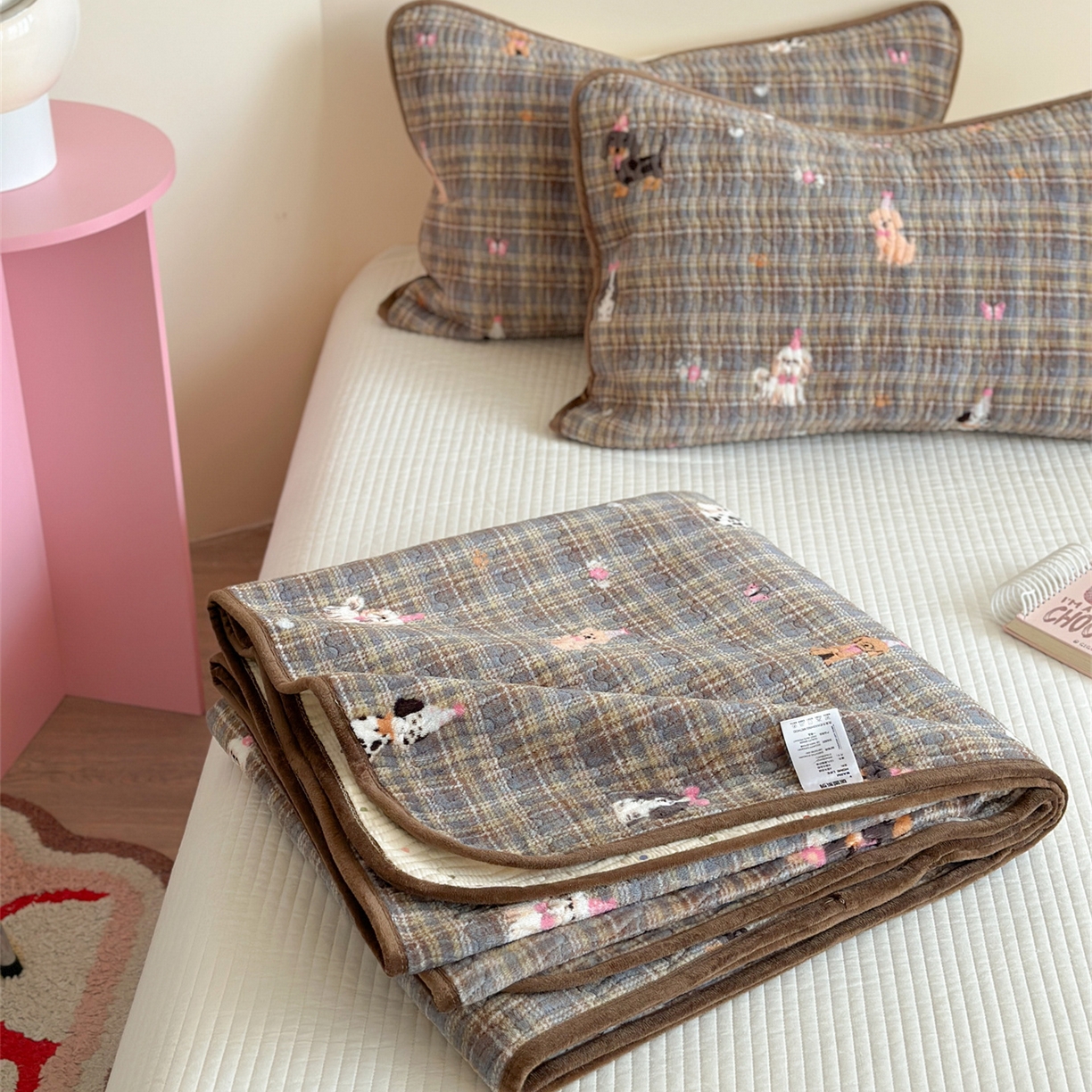 91家纺网 家纺一手货源 找家纺 暖生活 2025新款高克重牛奶绒床盖三件套 英伦小狗