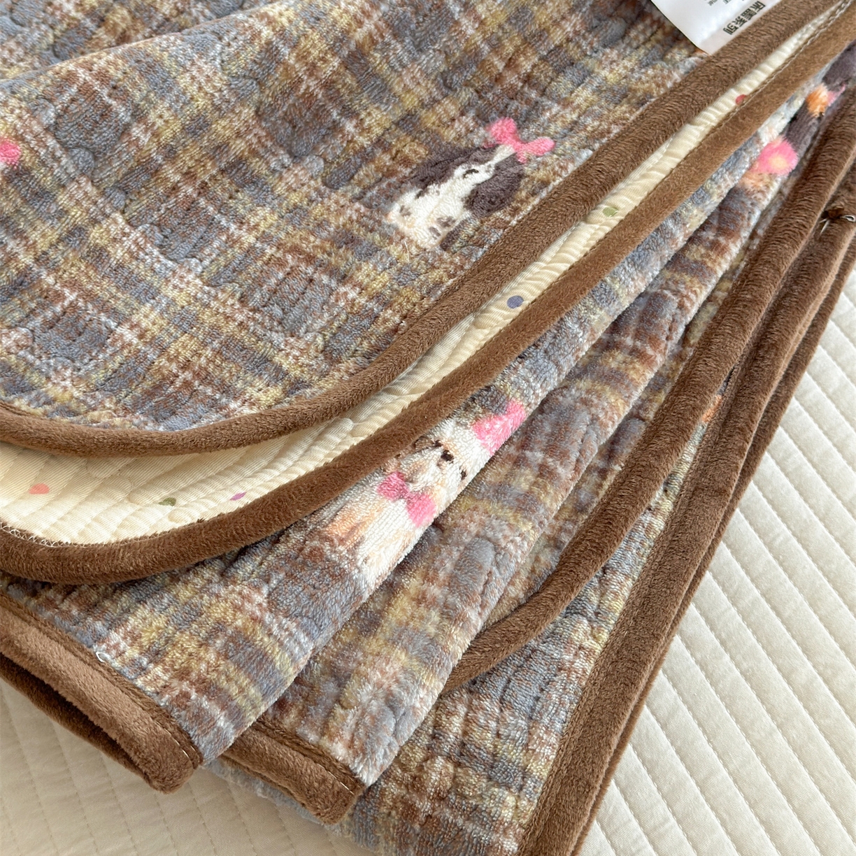 91家纺网 家纺一手货源 找家纺 暖生活 2025新款高克重牛奶绒床盖三件套 英伦小狗