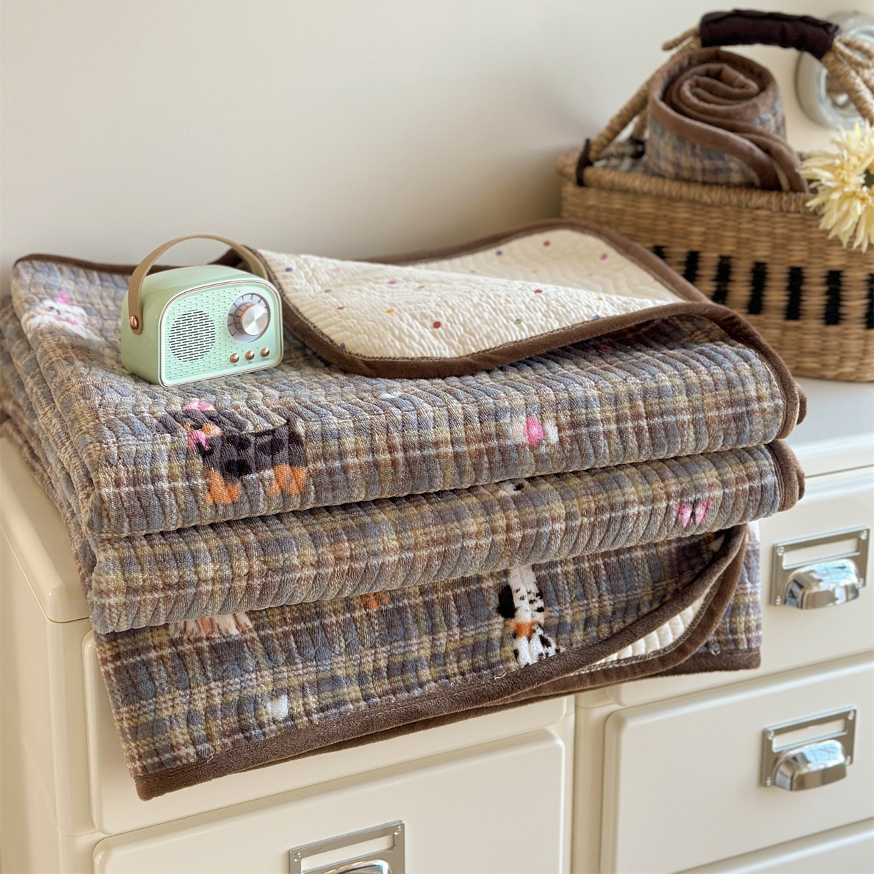 91家纺网 家纺一手货源 找家纺 暖生活 2025新款高克重牛奶绒床盖三件套 英伦小狗