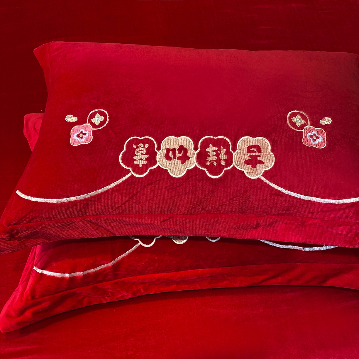 91家纺网 家纺一手货源 找家纺 芊囍纺 2024新款刺绣宝宝绒婴儿绒牛奶绒婚庆四件套吉祥如意