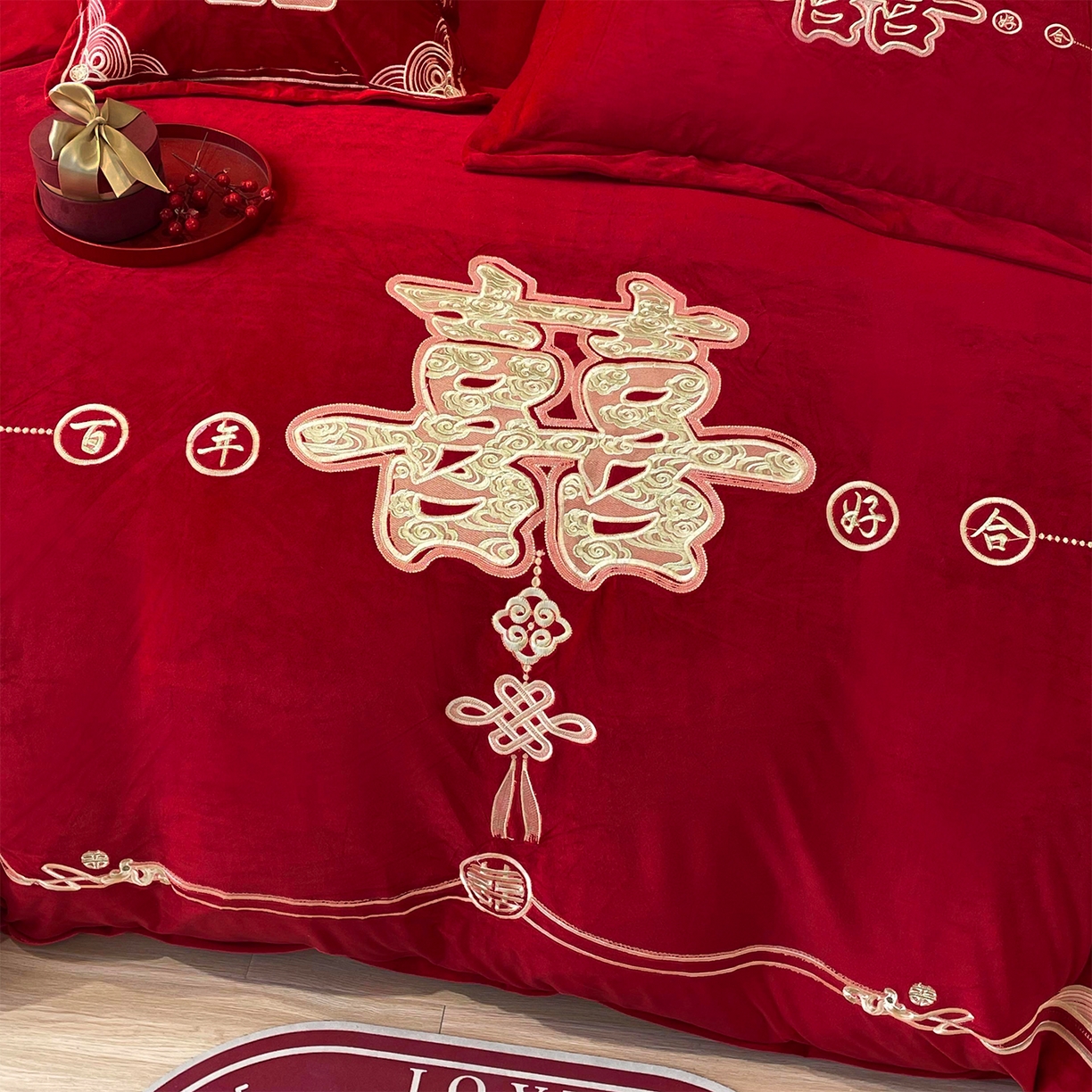 91家纺网 家纺一手货源 找家纺 芊囍纺 2024新款刺绣宝宝绒婴儿绒牛奶绒婚庆四件套喜上添花