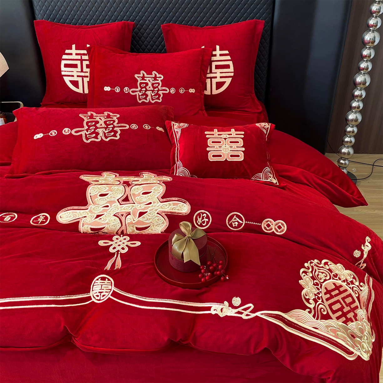 91家纺网 家纺一手货源 找家纺 芊囍纺 2024新款刺绣宝宝绒婴儿绒牛奶绒婚庆四件套喜上添花