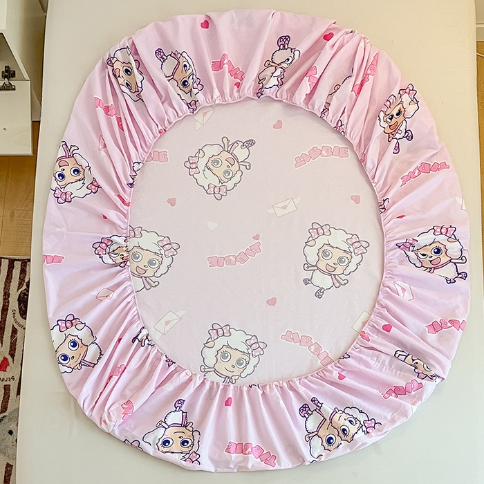 91家纺网 家纺一手货源 找家纺 金鑫汇家纺 2025新款喜羊羊与灰太狼全棉单品床笠 乖巧美羊羊