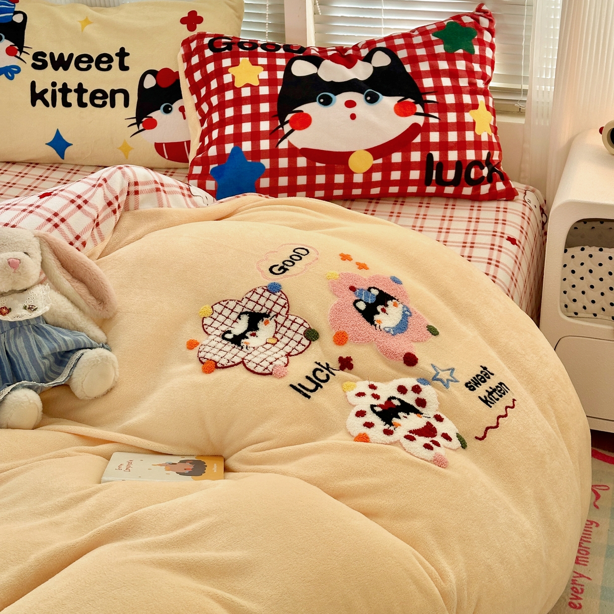 91家纺网 家纺一手货源 找家纺 乐童家纺 2025新款小清新牛奶绒毛巾绣四件套-第三波彩色小猫