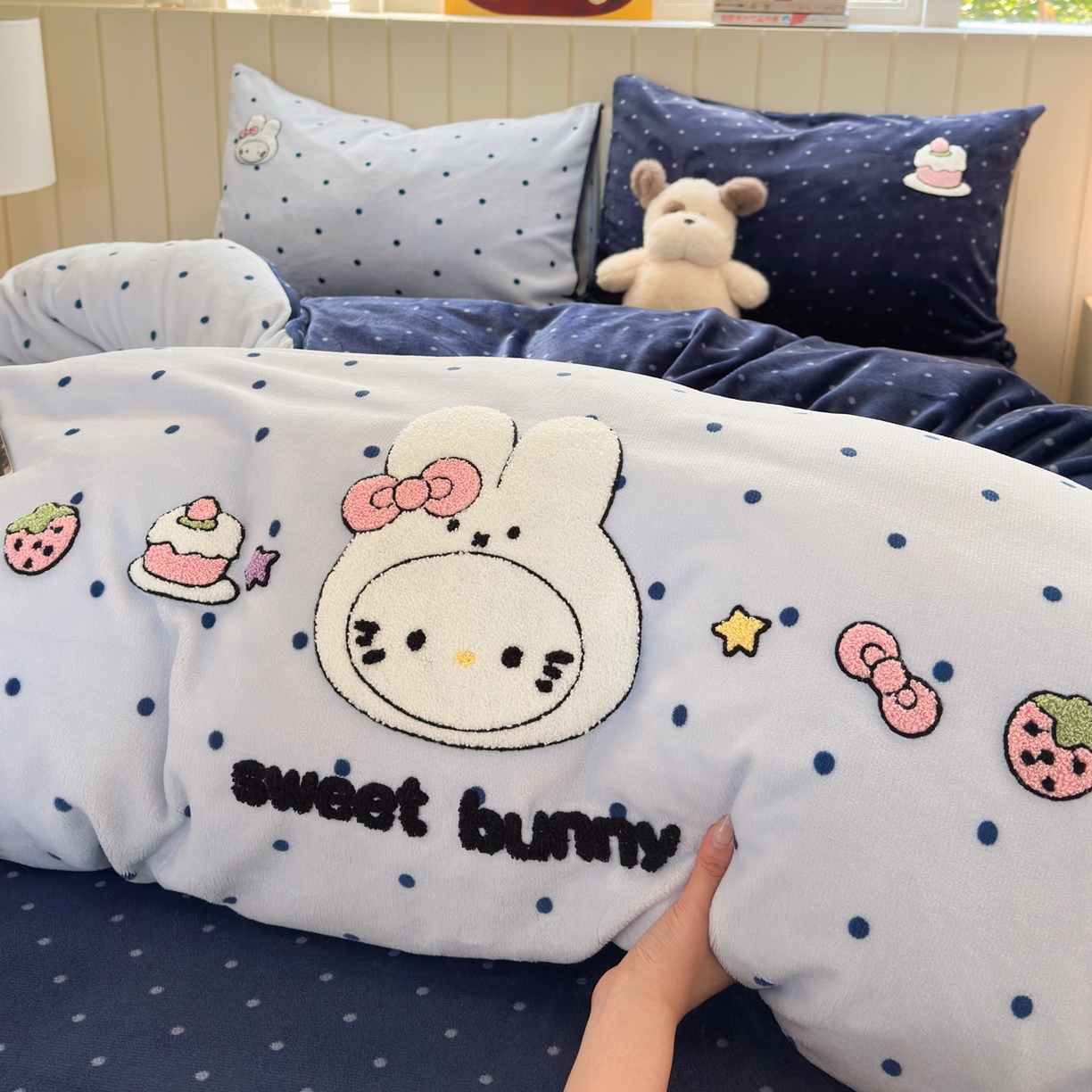 91家纺网 家纺一手货源 找家纺 乐童家纺 2025新款小清新牛奶绒毛巾绣四件套-第三波波点米菲兔