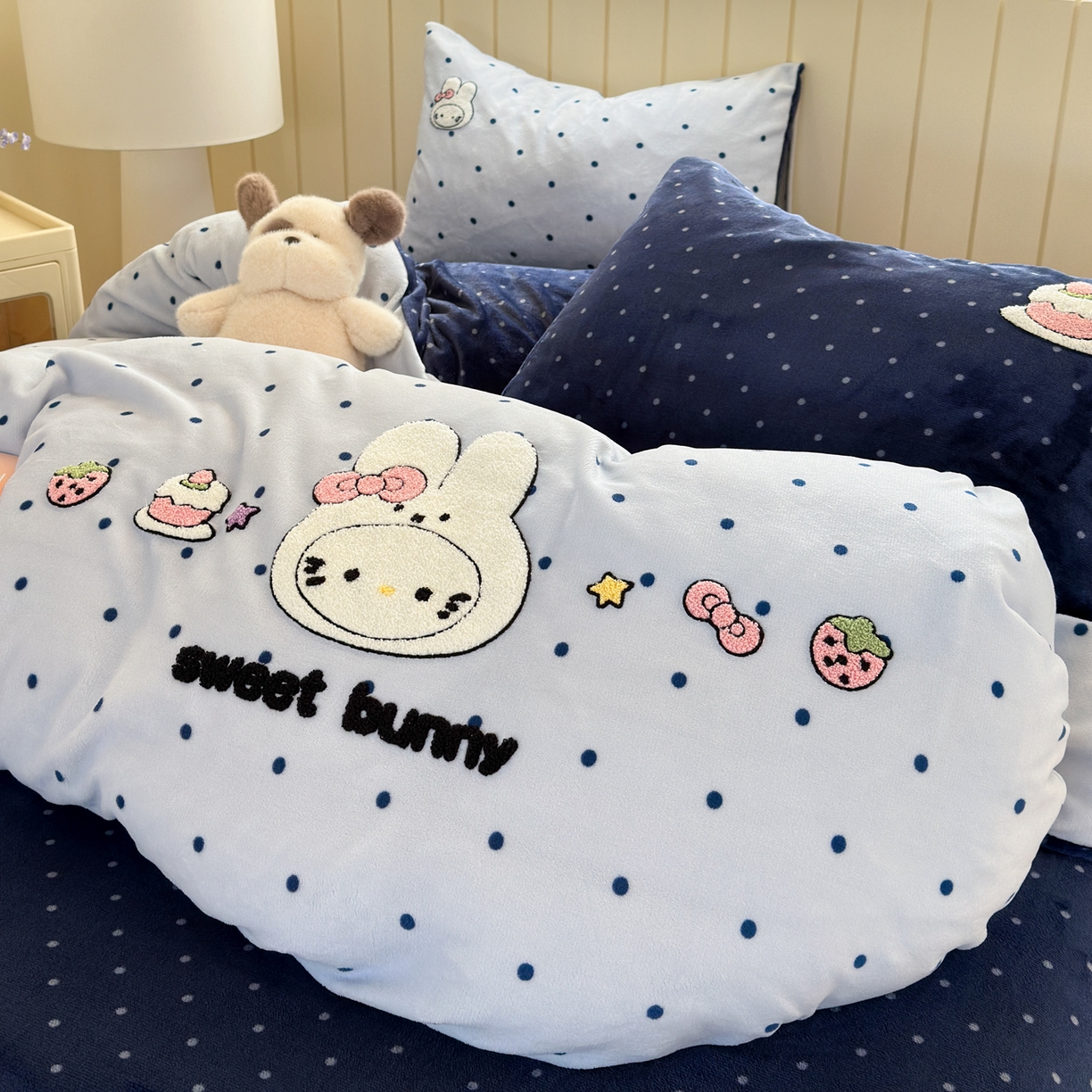 91家纺网 家纺一手货源 找家纺 乐童家纺 2025新款小清新牛奶绒毛巾绣四件套-第三波波点米菲兔