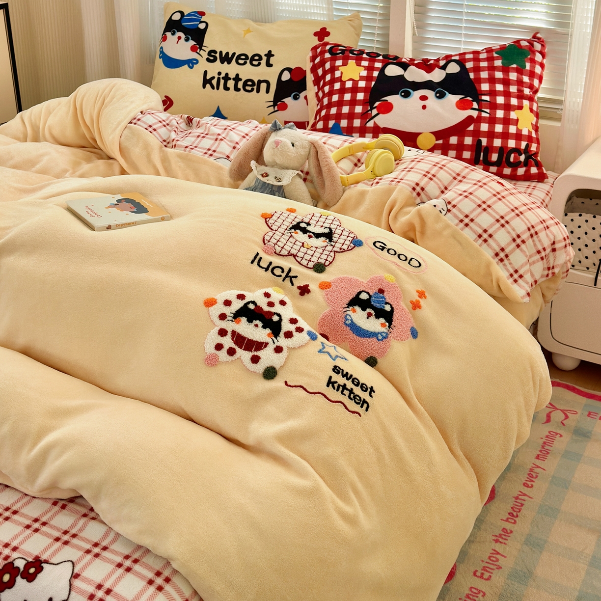 91家纺网 家纺一手货源 找家纺 乐童家纺 2025新款小清新牛奶绒毛巾绣四件套-第三波彩色小猫