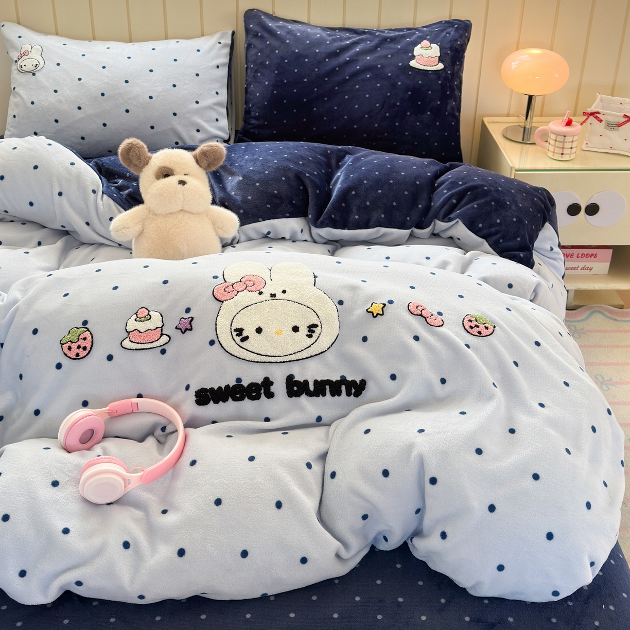 91家纺网 家纺一手货源 找家纺 一霖家纺 2025新款小清新牛奶绒毛巾绣四件套-第三波波点米菲兔