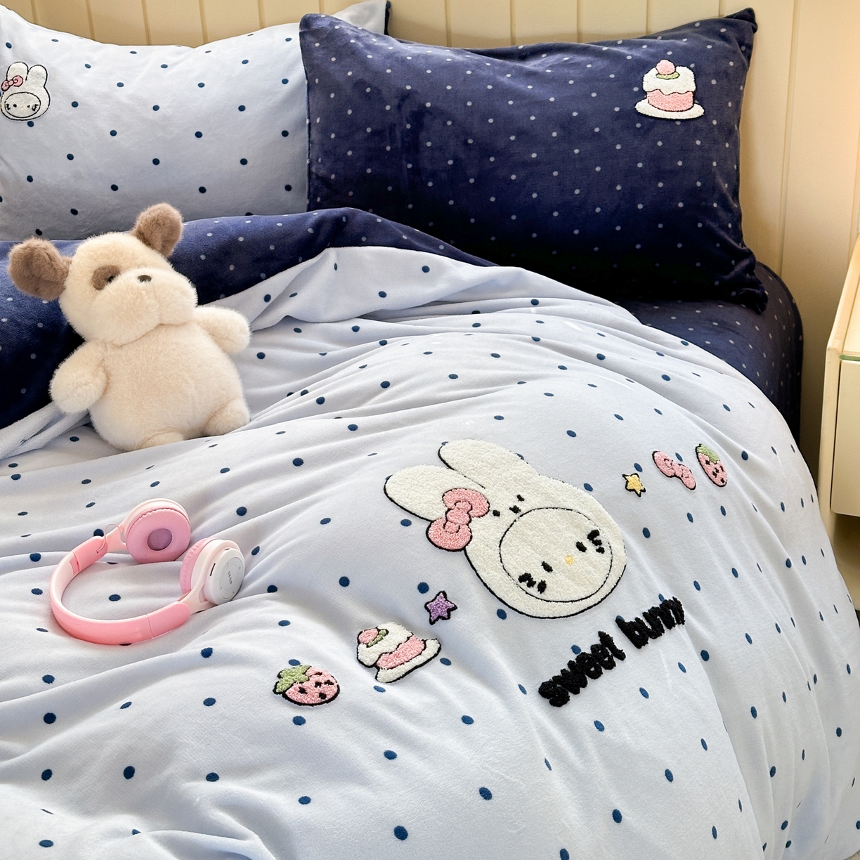 91家纺网 家纺一手货源 找家纺 一霖家纺 2025新款小清新牛奶绒毛巾绣四件套-第三波波点米菲兔