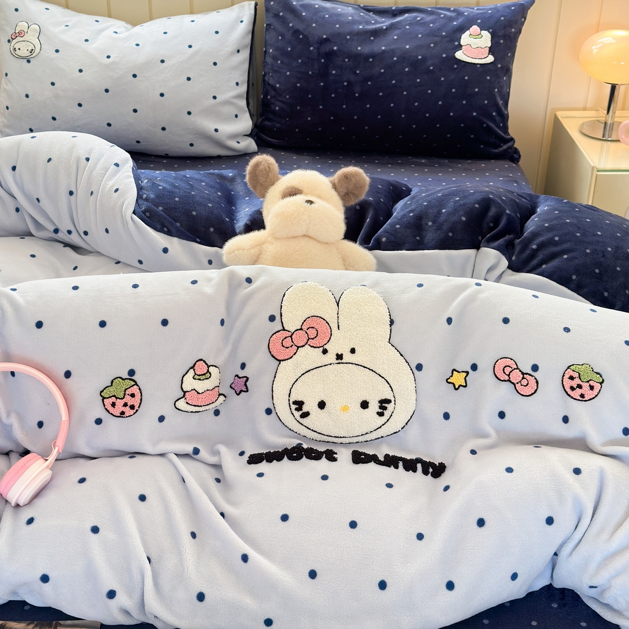 91家纺网 家纺一手货源 找家纺 一霖家纺 2025新款小清新牛奶绒毛巾绣四件套-第三波波点米菲兔