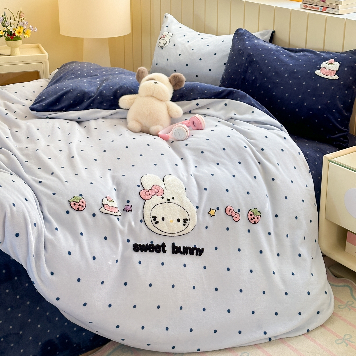 91家纺网 家纺一手货源 找家纺 一霖家纺 2025新款小清新牛奶绒毛巾绣四件套-第三波波点米菲兔