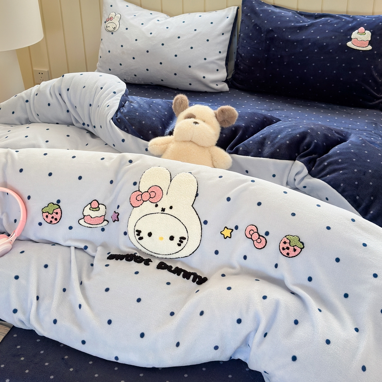 91家纺网 家纺一手货源 找家纺 一霖家纺 2025新款小清新牛奶绒毛巾绣四件套-第三波波点米菲兔