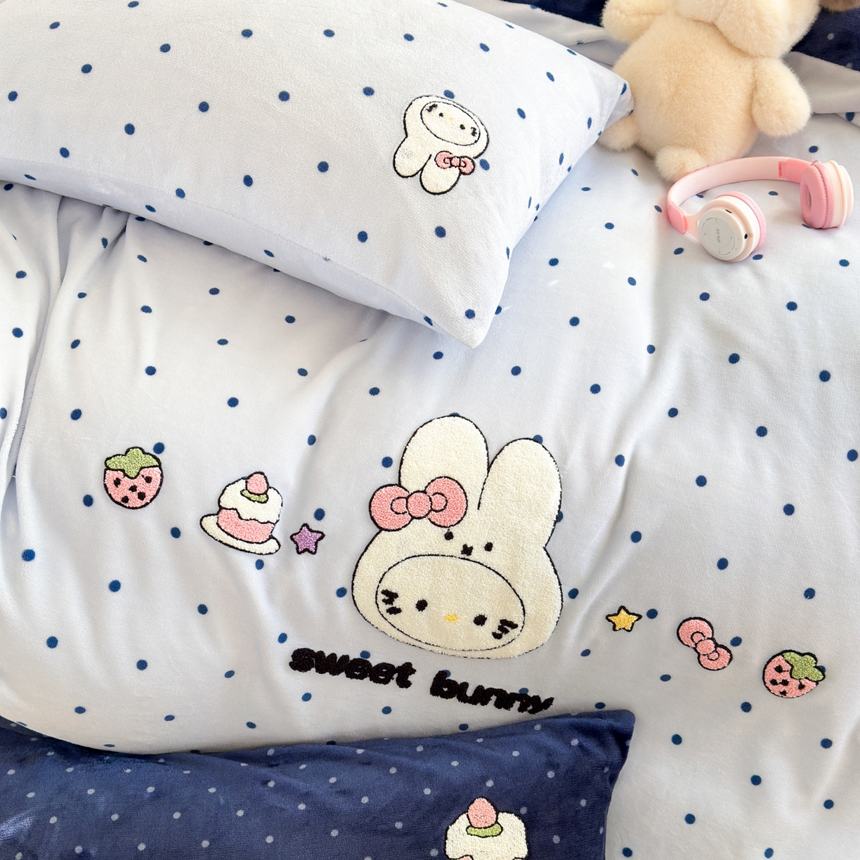 91家纺网 家纺一手货源 找家纺 一霖家纺 2025新款小清新牛奶绒毛巾绣四件套-第三波波点米菲兔