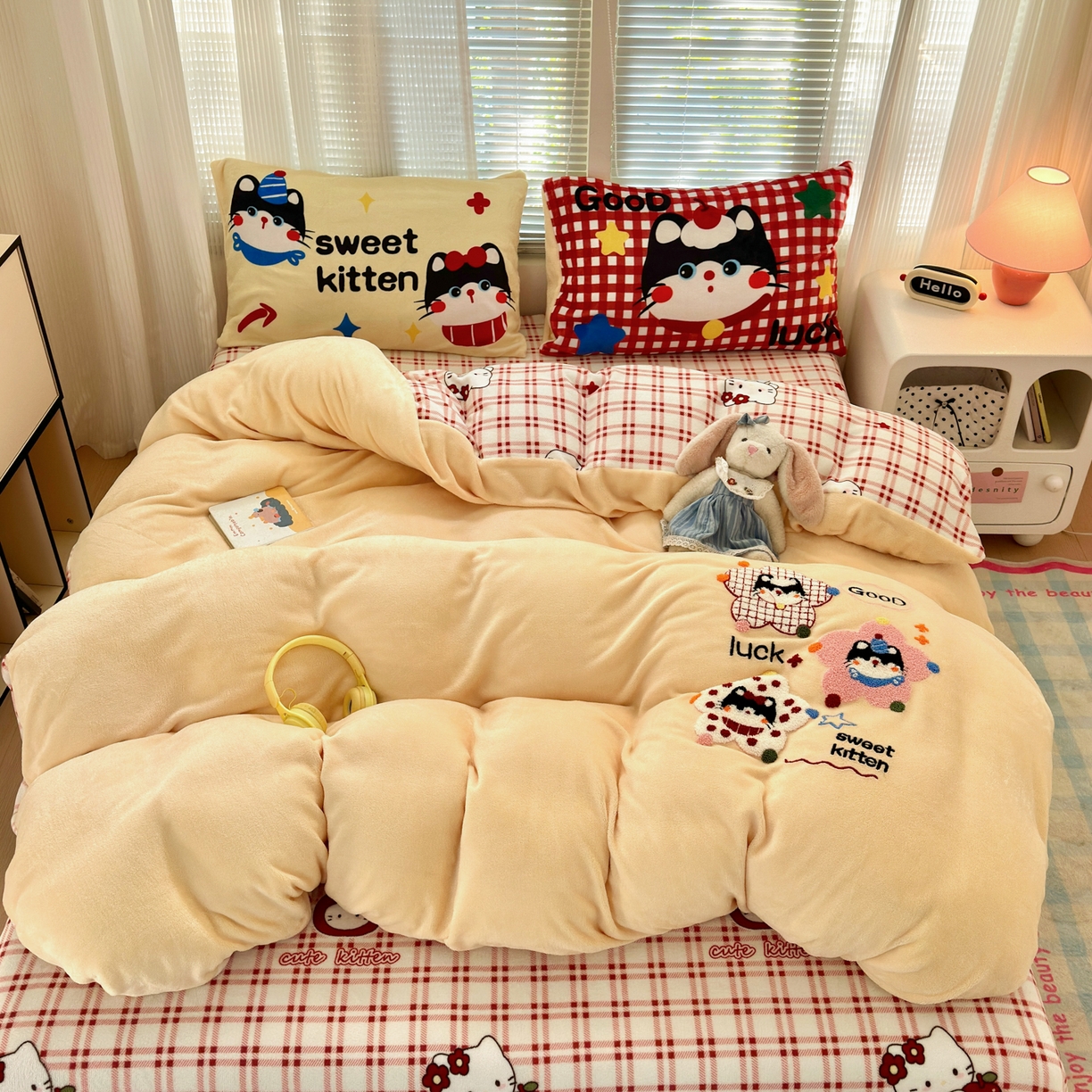 91家纺网 家纺一手货源 找家纺 一霖家纺 2025新款小清新牛奶绒毛巾绣四件套-第三波彩色小猫