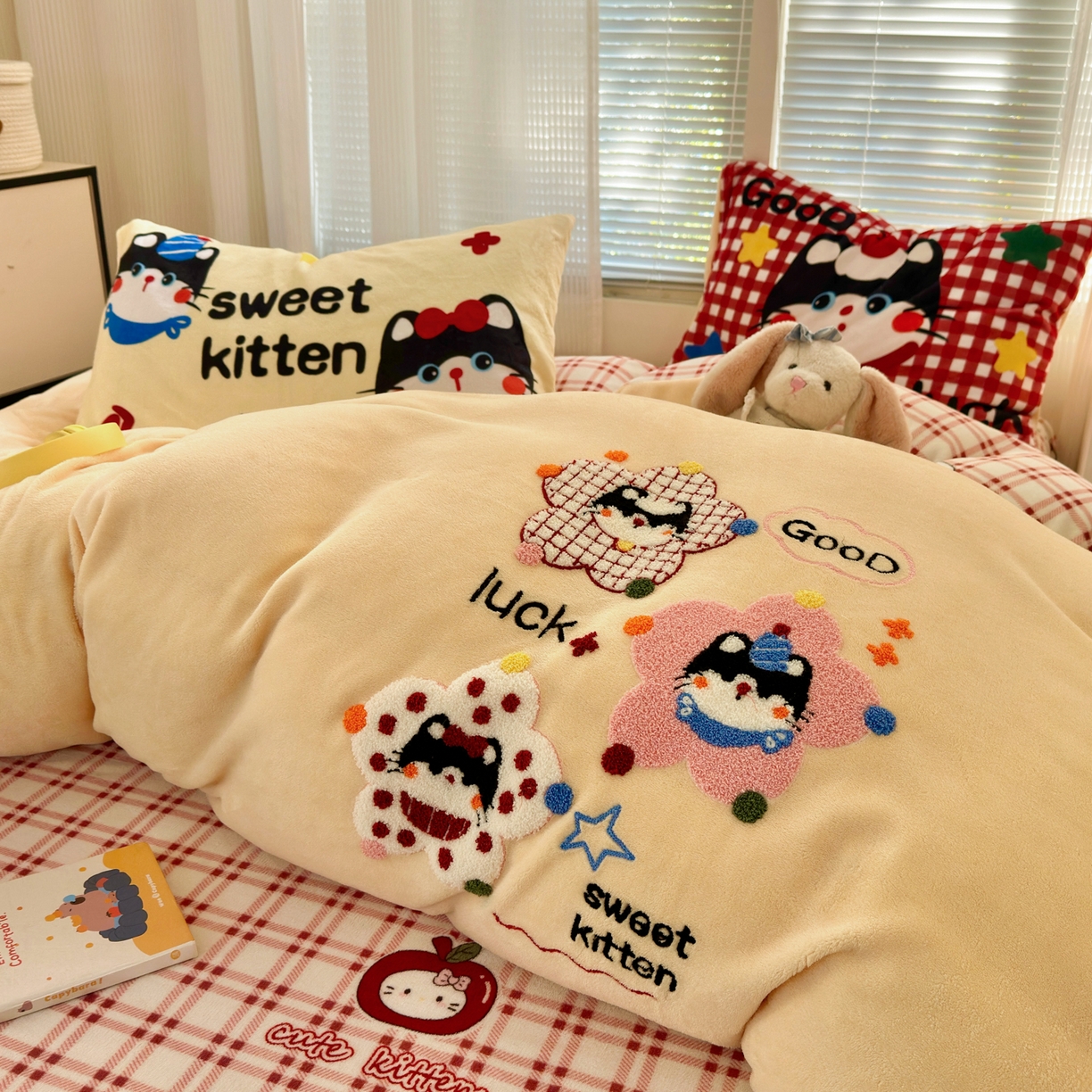 91家纺网 家纺一手货源 找家纺 一霖家纺 2025新款小清新牛奶绒毛巾绣四件套-第三波彩色小猫