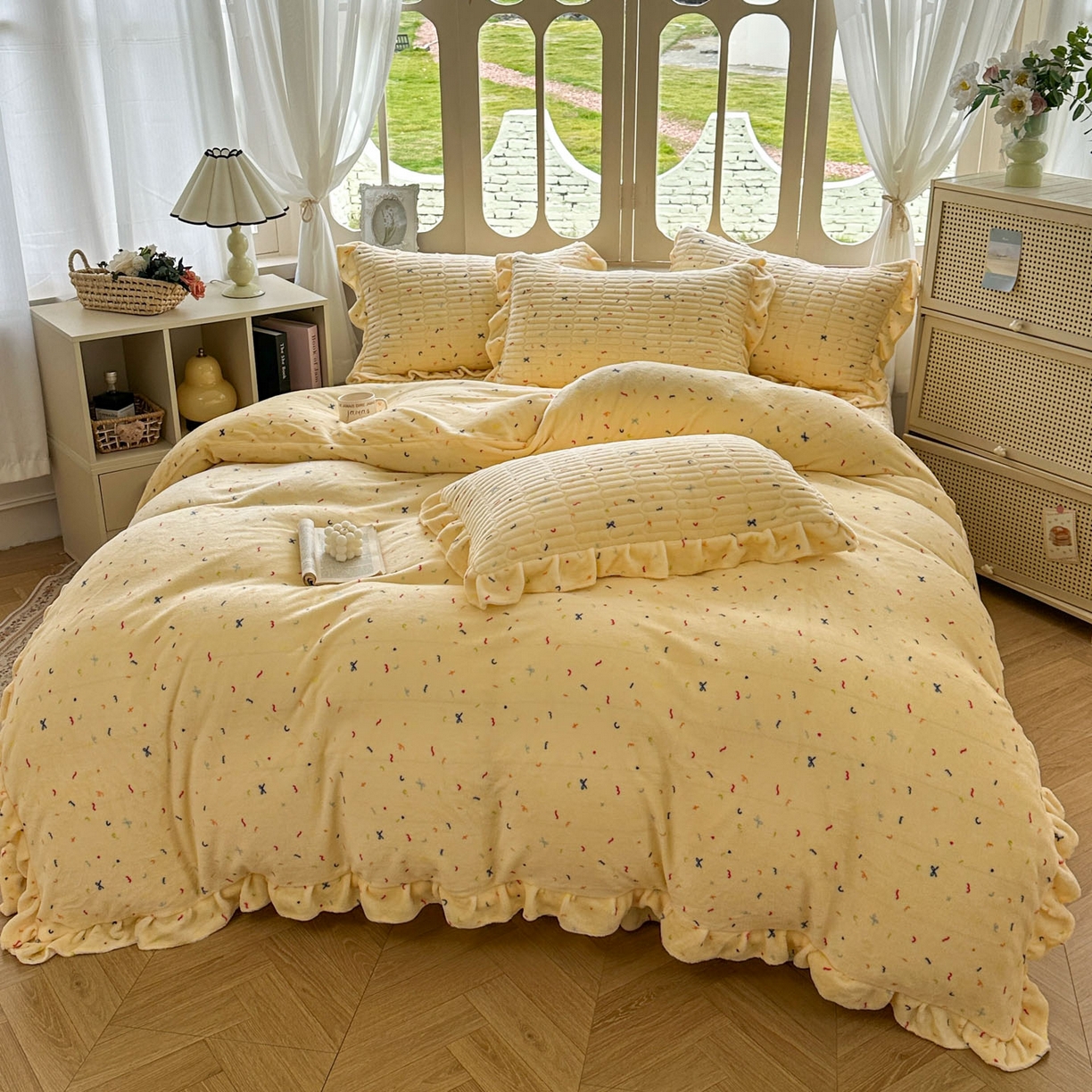 91家纺网 家纺一手货源 找家纺 美梦家纺 2025新款牛奶绒花边夹棉床盖四件套 冰淇淋