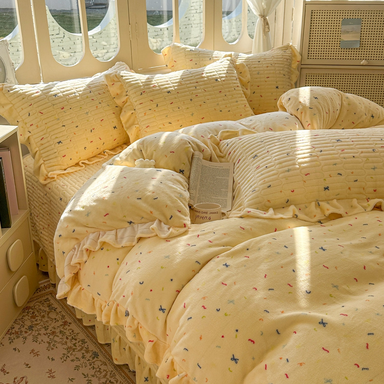 91家纺网 家纺一手货源 找家纺 美梦家纺 2025新款牛奶绒花边夹棉床盖四件套 冰淇淋