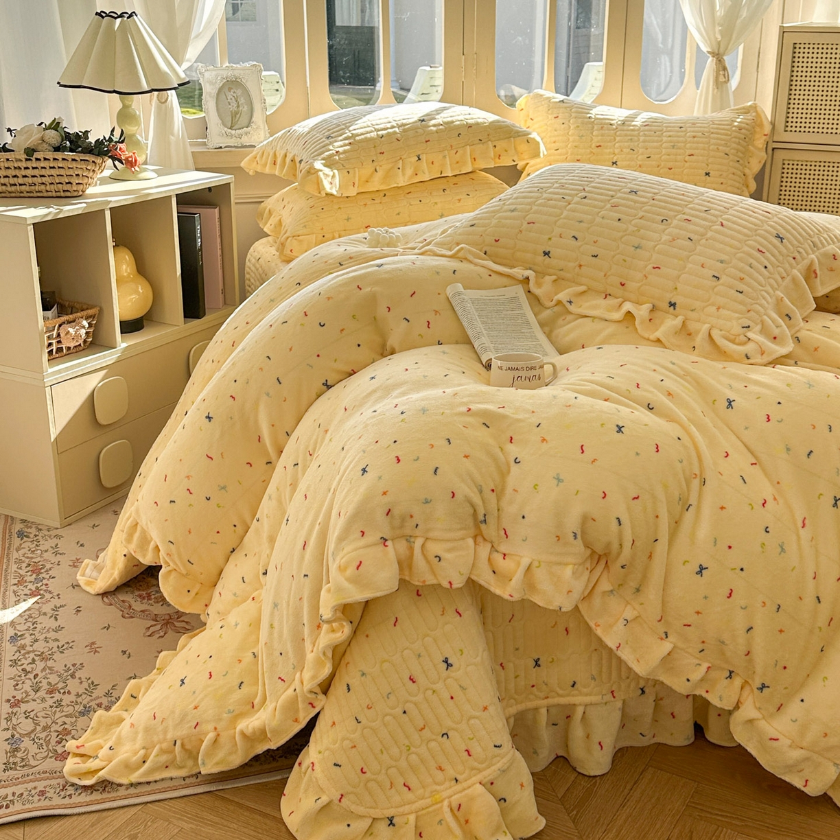 91家纺网 家纺一手货源 找家纺 美梦家纺 2025新款牛奶绒花边夹棉床盖四件套 冰淇淋