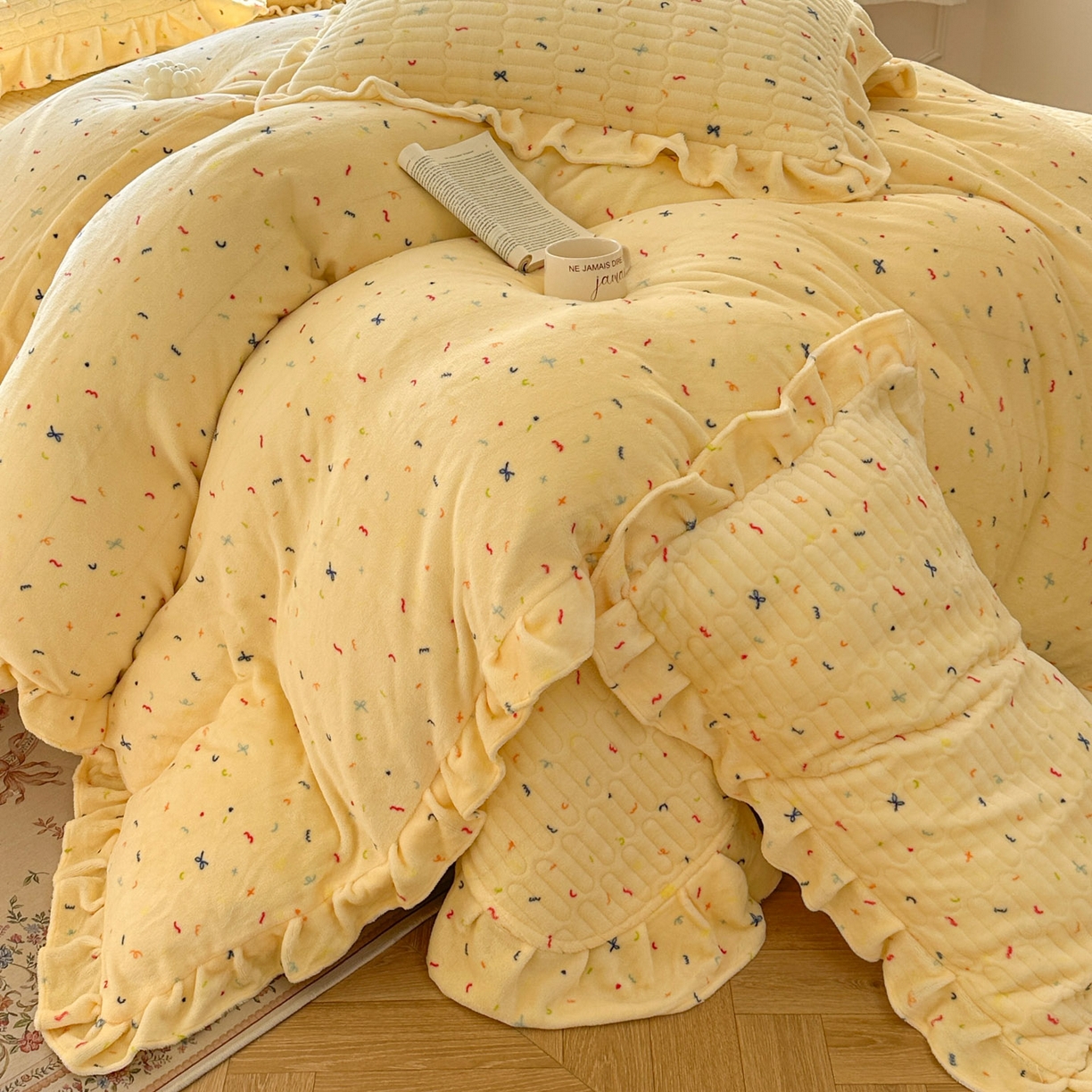 91家纺网 家纺一手货源 找家纺 美梦家纺 2025新款牛奶绒花边夹棉床盖四件套 冰淇淋