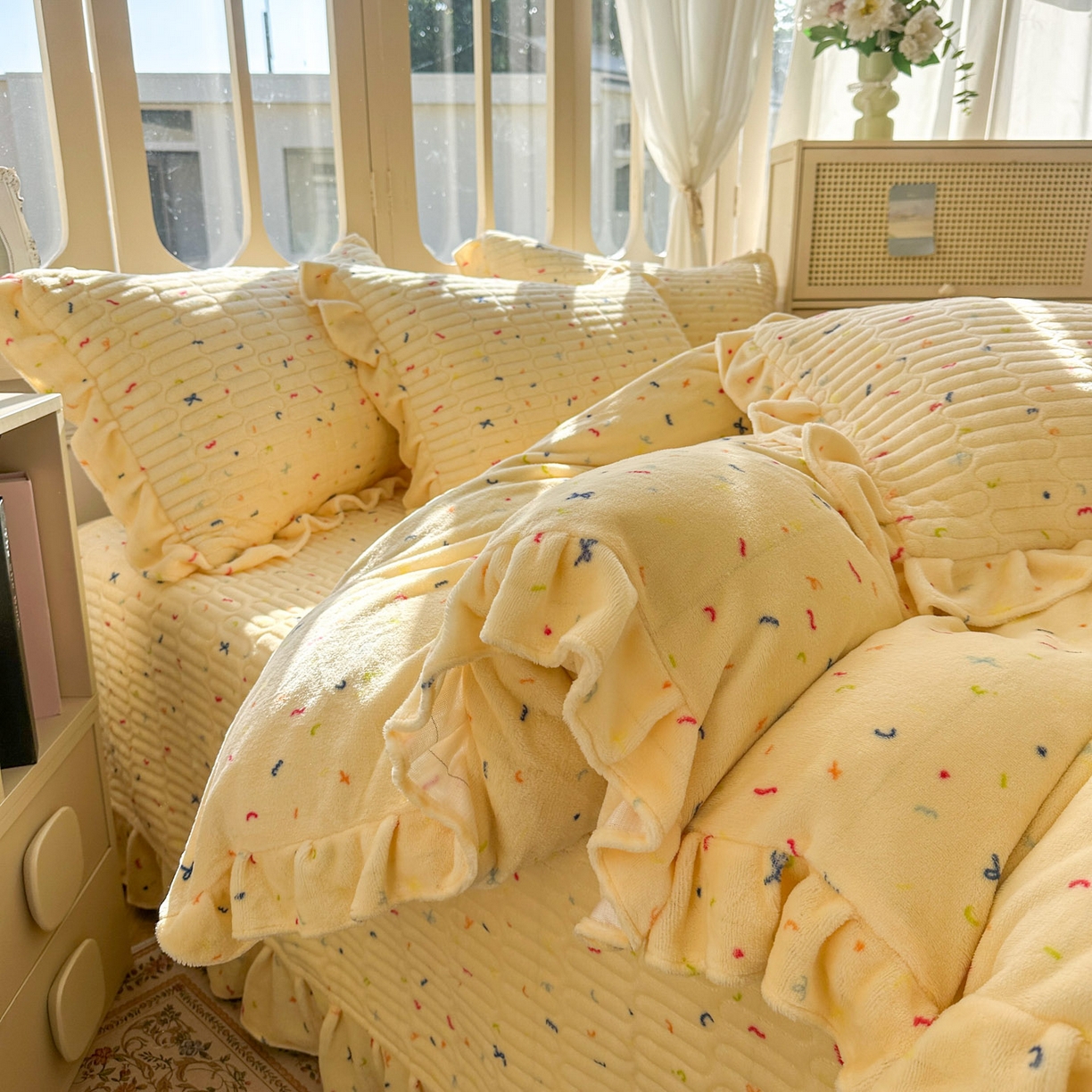 91家纺网 家纺一手货源 找家纺 美梦家纺 2025新款牛奶绒花边夹棉床盖四件套 冰淇淋