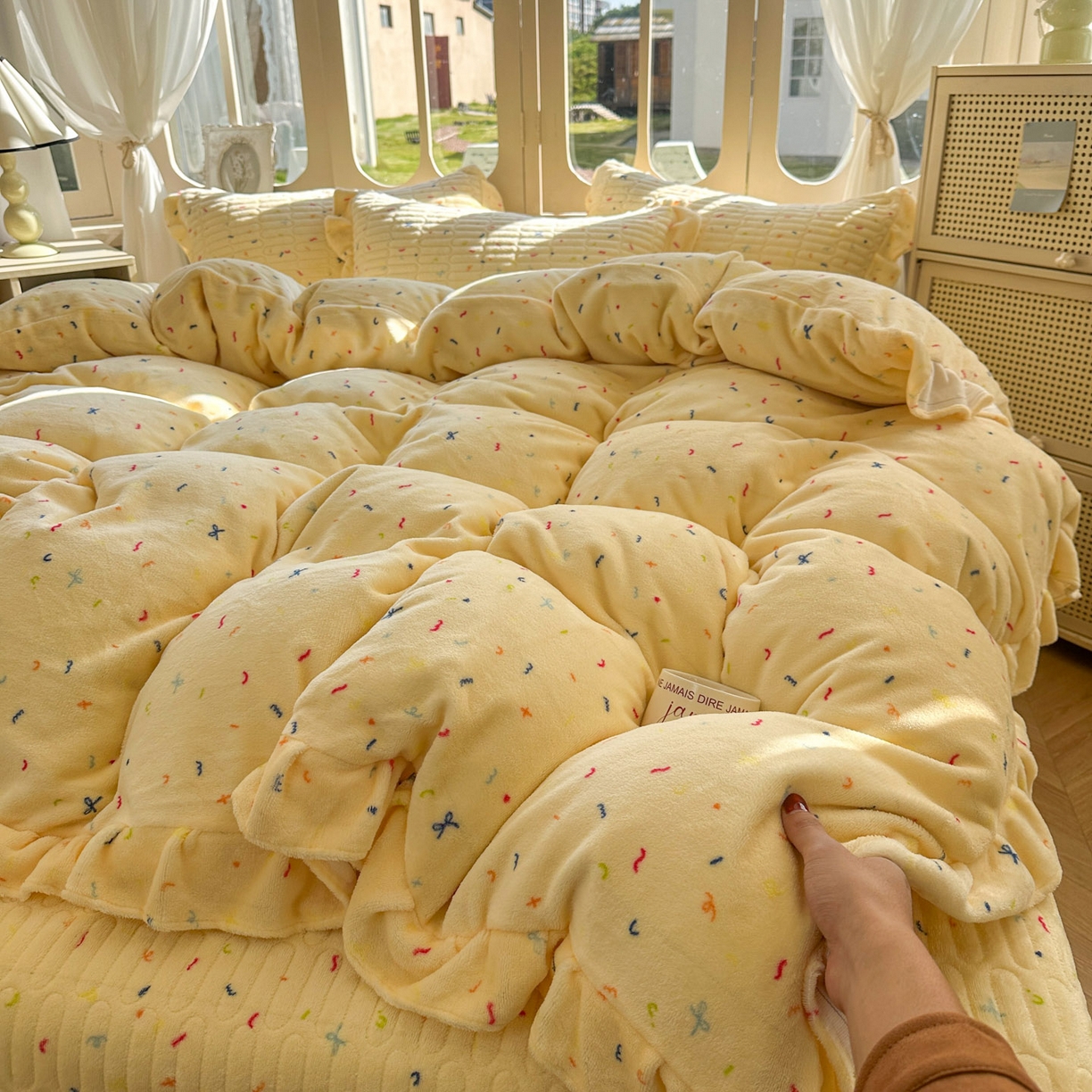 91家纺网 家纺一手货源 找家纺 美梦家纺 2025新款牛奶绒花边夹棉床盖四件套 冰淇淋