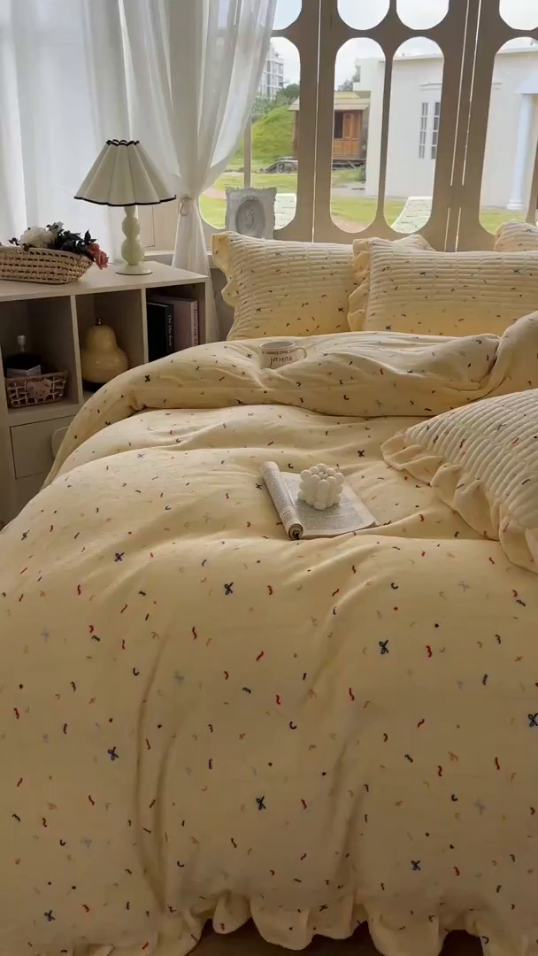 91家纺网 家纺一手货源 找家纺 美梦家纺 2025新款牛奶绒花边夹棉床盖四件套 冰淇淋