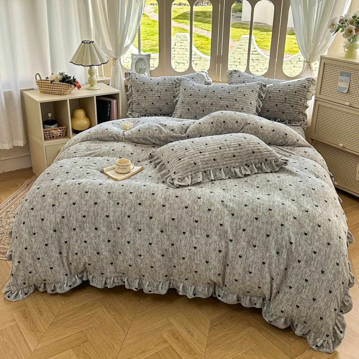 91家纺网 家纺一手货源 找家纺 美梦家纺 2025新款牛奶绒花边夹棉床盖四件套 爱心-灰