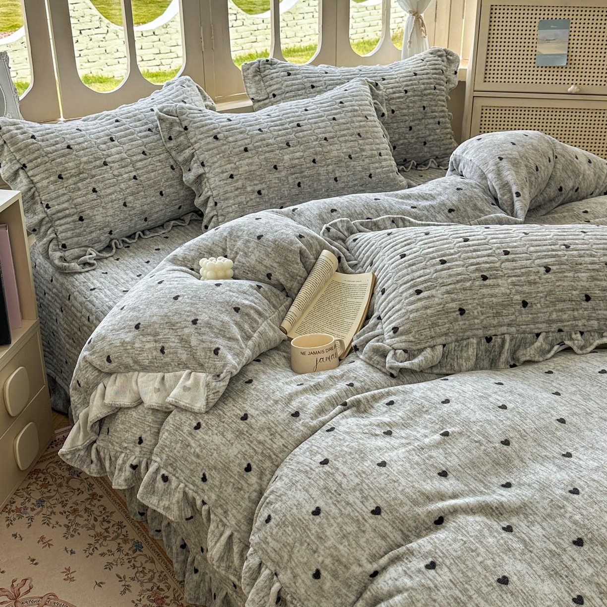 91家纺网 家纺一手货源 找家纺 美梦家纺 2025新款牛奶绒花边夹棉床盖四件套 爱心-灰