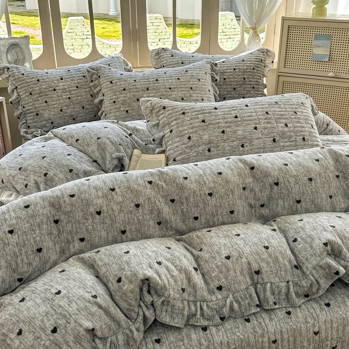 91家纺网 家纺一手货源 找家纺 美梦家纺 2025新款牛奶绒花边夹棉床盖四件套 爱心-灰