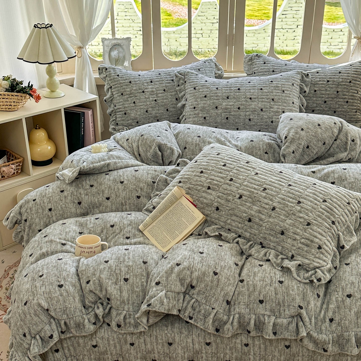 91家纺网 家纺一手货源 找家纺 美梦家纺 2025新款牛奶绒花边夹棉床盖四件套 爱心-灰