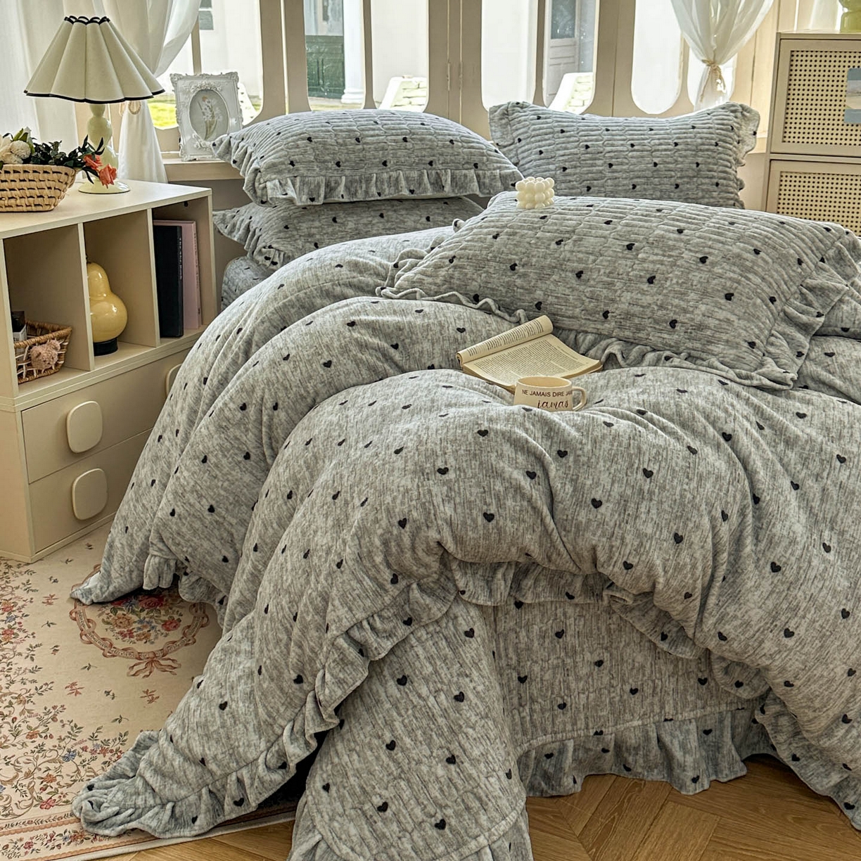 91家纺网 家纺一手货源 找家纺 美梦家纺 2025新款牛奶绒花边夹棉床盖四件套 爱心-灰