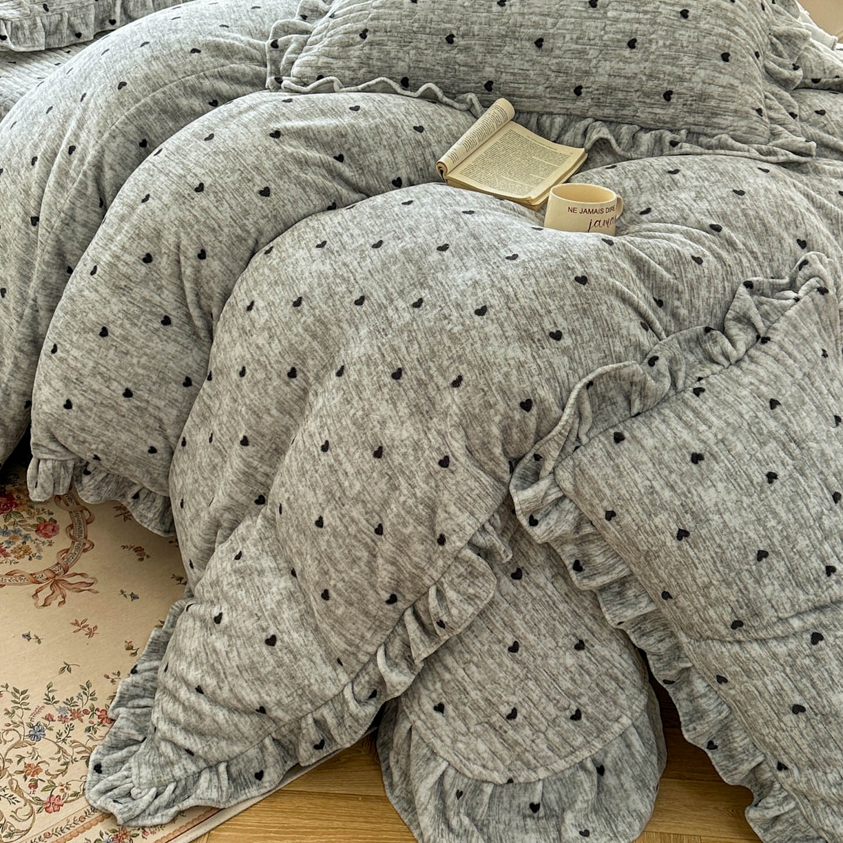 91家纺网 家纺一手货源 找家纺 美梦家纺 2025新款牛奶绒花边夹棉床盖四件套 爱心-灰