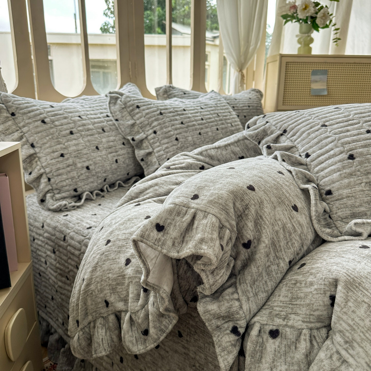 91家纺网 家纺一手货源 找家纺 美梦家纺 2025新款牛奶绒花边夹棉床盖四件套 爱心-灰