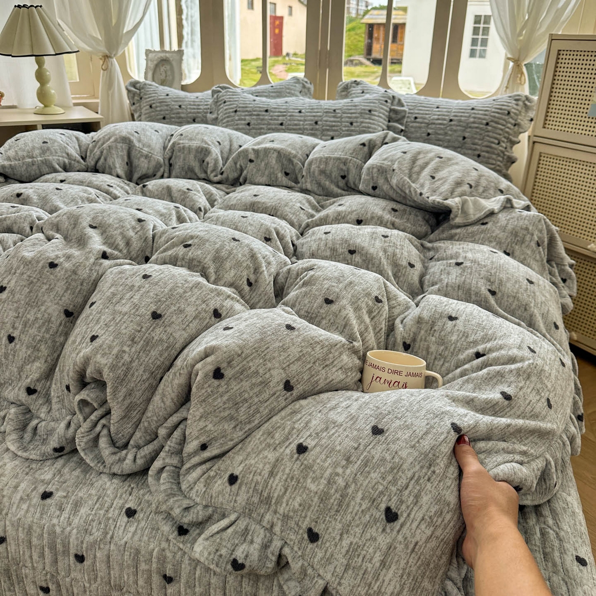 91家纺网 家纺一手货源 找家纺 美梦家纺 2025新款牛奶绒花边夹棉床盖四件套 爱心-灰
