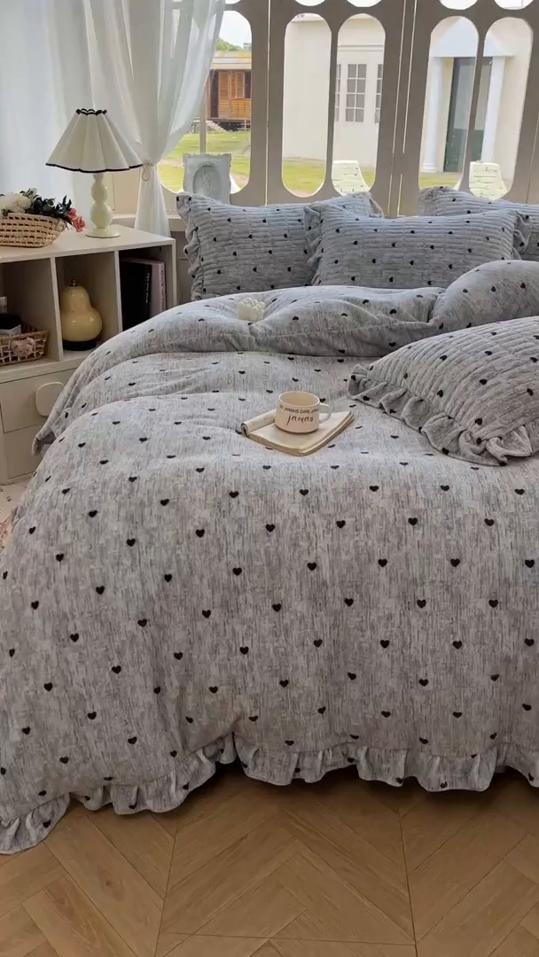 91家纺网 家纺一手货源 找家纺 美梦家纺 2025新款牛奶绒花边夹棉床盖四件套 爱心-灰
