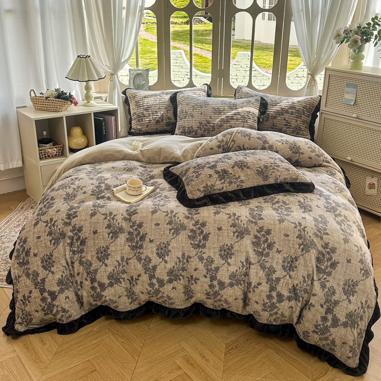 91家纺网 家纺一手货源 找家纺 美梦家纺 2025新款牛奶绒花边夹棉床盖四件套 蝶舞