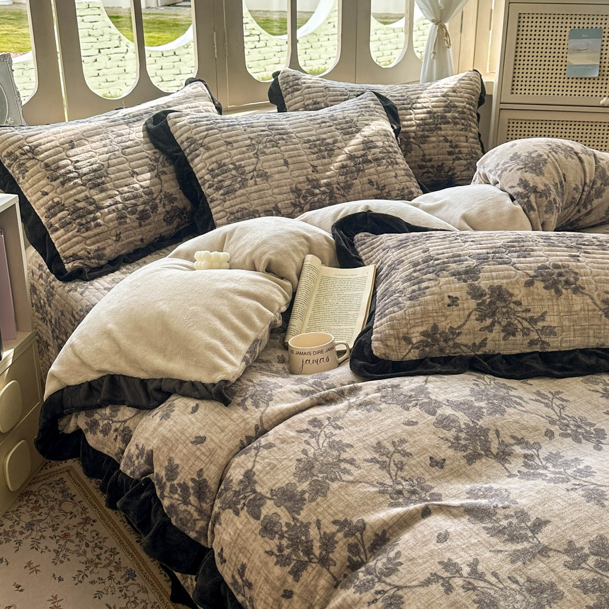 91家纺网 家纺一手货源 找家纺 美梦家纺 2025新款牛奶绒花边夹棉床盖四件套 蝶舞