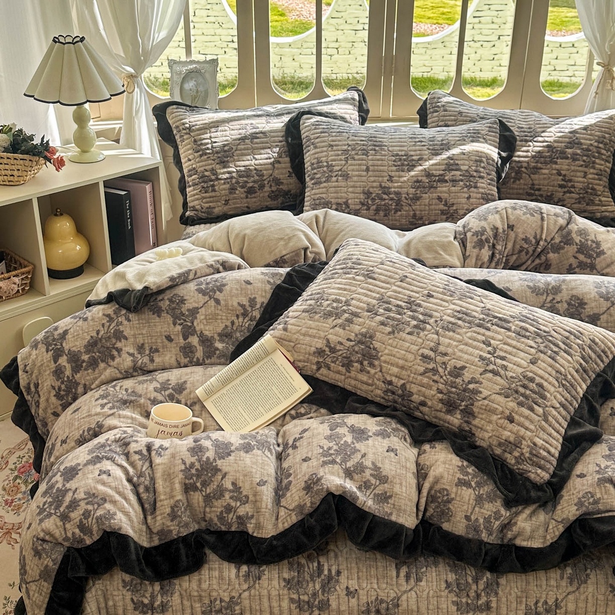 91家纺网 家纺一手货源 找家纺 美梦家纺 2025新款牛奶绒花边夹棉床盖四件套 蝶舞