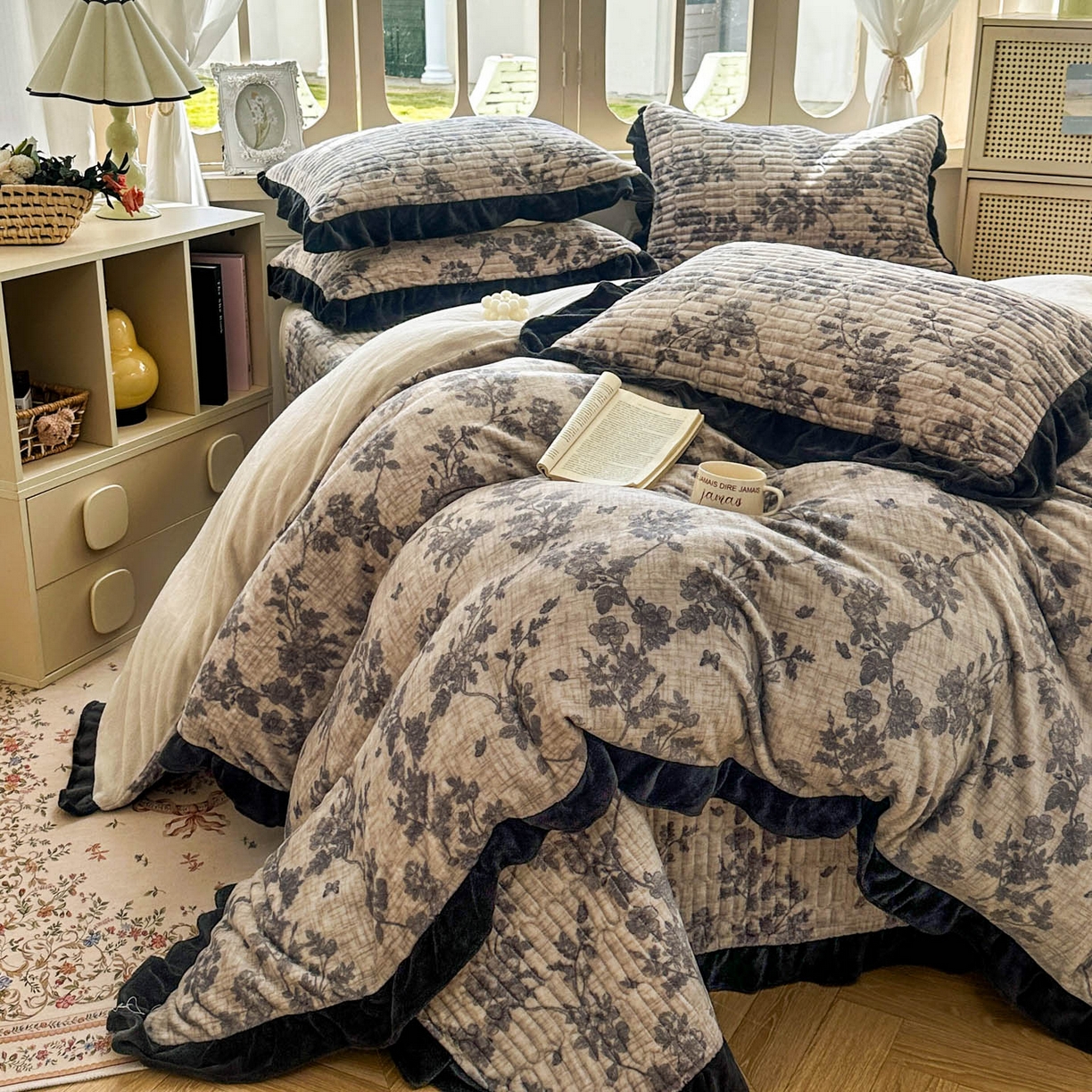 91家纺网 家纺一手货源 找家纺 美梦家纺 2025新款牛奶绒花边夹棉床盖四件套 蝶舞